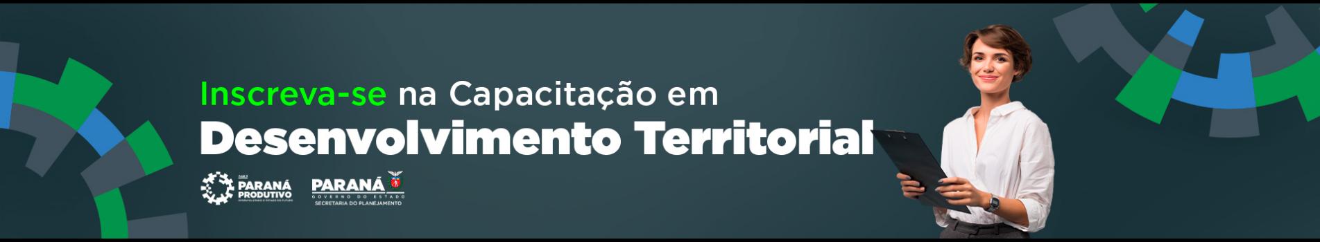 Banner horizontal com fundo verde-escuro e o texto: "Inscreva-se na Capacitação em Desenvolvimento Territorial". À direita, uma mulher sorridente segura uma prancheta. Nas pontas, engrenagens coloridas estilizadas. Abaixo do texto principal, estão os logotipos do "Paraná Produtivo" e do "Governo do Estado do Paraná / Secretaria do Planejamento".
